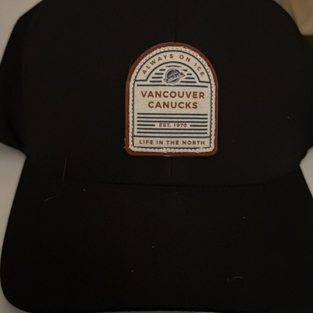 Canucks hat - Picture 2 of 2